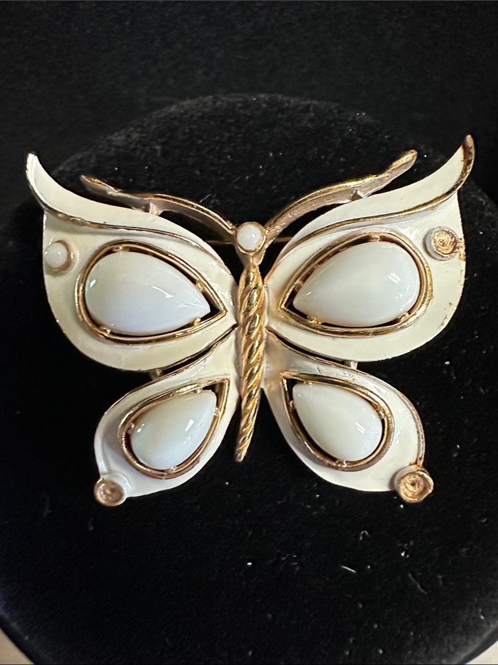 Vintage 1960’s Trifari White Enamel Gold-Tone Butterfly Brooch Missing Stones - Picture 8 of 9